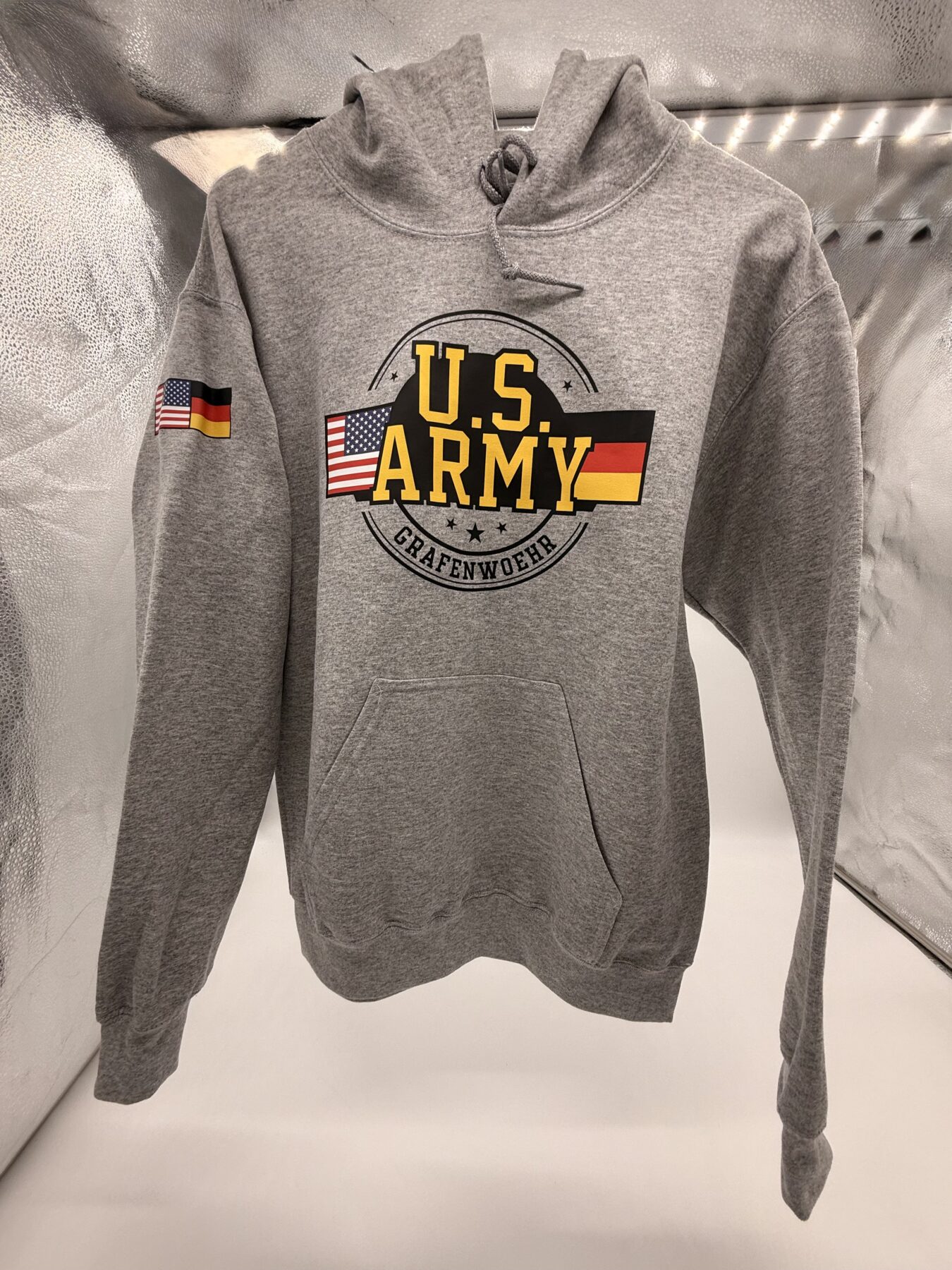 HOODED SWEATSHIRT MIT AUFDRUCK- "U.S. ARMY Grafenwöhr" UND FAHNE AM ÄRMEL