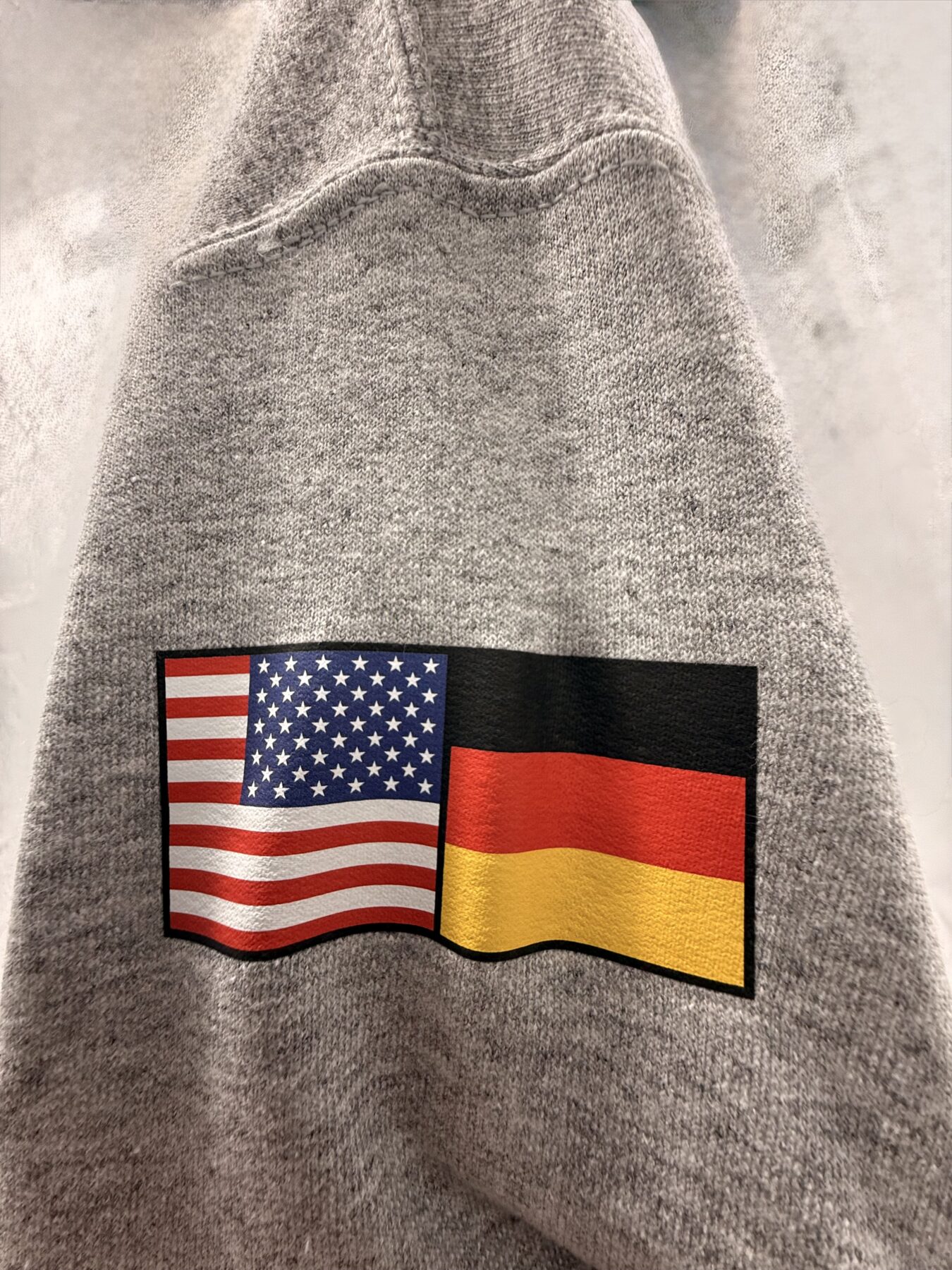HOODED SWEATSHIRT MIT AUFDRUCK- "U.S. ARMY Grafenwöhr" UND FAHNE AM ÄRMEL – Bild 2