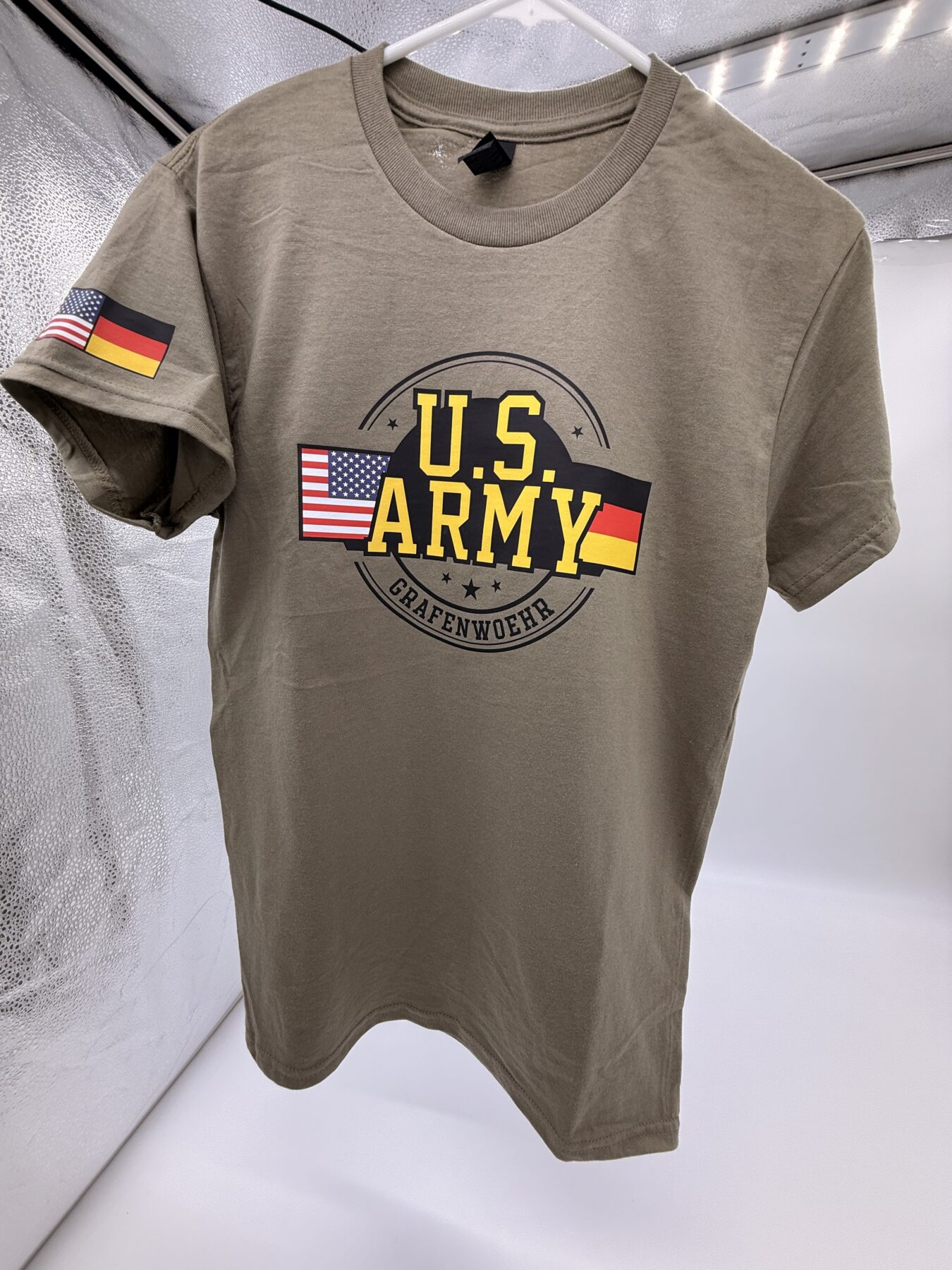 T-SHIRT MIT AUFDRUCK- "U.S. ARMY Grafenwöhr" UND FAHNE AM ÄRMEL