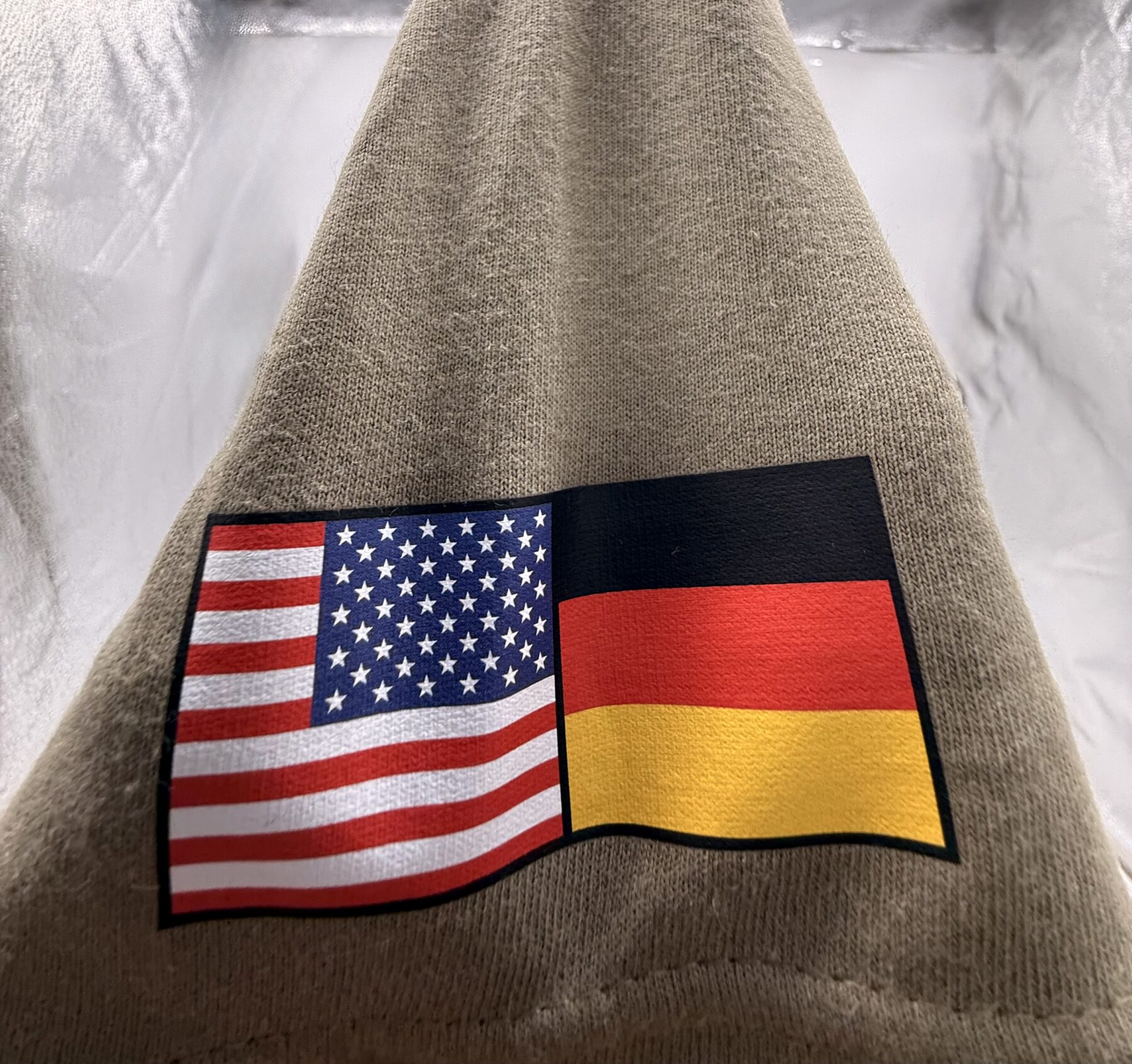 T-SHIRT MIT AUFDRUCK- "U.S. ARMY Grafenwöhr" UND FAHNE AM ÄRMEL – Bild 2